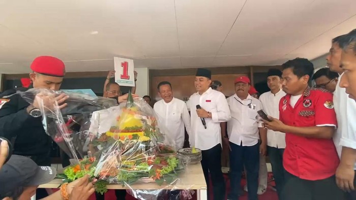 Eri Cahyadi saat meresmikan base camp pemenangan di Jalan Kartini, Surabaya.