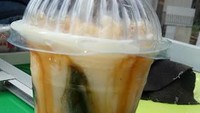 Cincau Hijau Tangerang populer dan kerap mangkal di kawasan Kunciran. Segelasnya dibanderol Rp 10.000 dengan rasa yang manis legit dan gula asli. Foto: Instagram/Google Review Cincau Hijau Tangerang