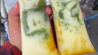Es Cincau Pasar Dungus di Madiun ini terkenal menyegarkan dengan racikan santan dan gula Jawa yang kental dan creamy. Sebungkusnya dibanderol Rp 3.000. Foto: TikTok @rumaagil.