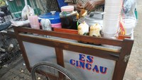 Di Setiabudi, Jakarta Selatan populer es cincau gerobakan bernama Es Cincau Budaya Betawi. Segelasnya dibanderol Rp 10.000 menggunakan gula asli. Foto: Google Review Y Thinheld.