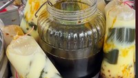 Di Solo juga ada gerobak es cincau yang selalu diantre pembeli. Namanya Cincau Pak Mulai yang dibanderol Rp 4.000. Cincaunya menggunakan santan yang kental seperti susu. Foto: TikTok @kesana___kesini