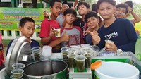Es Cincau Hijau Tangerang Jasa selalu jadi favorit masyarakat sekitar. Segelasnya mulai Rp 5.000 dengan cincau yang kenyal seperti jelly. Foto: Instagram/Google Review Es Cincau Hijau Tangerang Jasa