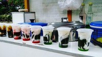 Es Cincau Hijau Parahyangan menawarkan es cincau original dan dengan tambahan sirup pandan. Harga segelasnya dibanderol Rp 10.000.Foto: Instagram/Google Review Es Cincau Hijau Parahyangan 