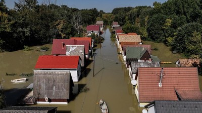 Foto Udara Rumah-rumah di Hungaria Masih Terendam Banjir