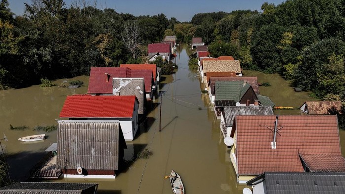 Foto Udara Rumah-rumah di Hungaria Masih Terendam Banjir People row a boat among houses flooded by the Danube River in the village of Ersekcsanad, Hungary, September 22, 2024. REUTERS/Marko Djurica