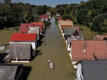 Foto Udara Rumah-rumah di Hungaria Masih Terendam Banjir