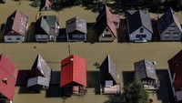 Foto udara Desa Ersekcsanad, Hungaria, yang masih terendam banjir, 22 September 2024. 