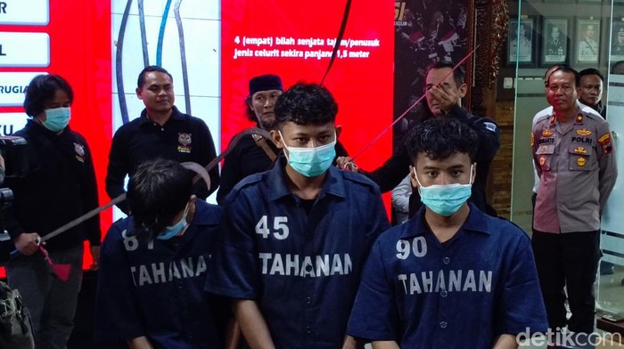 Tiga anggota gangster yang dibekuk Polrestabes Semarang di Genuk