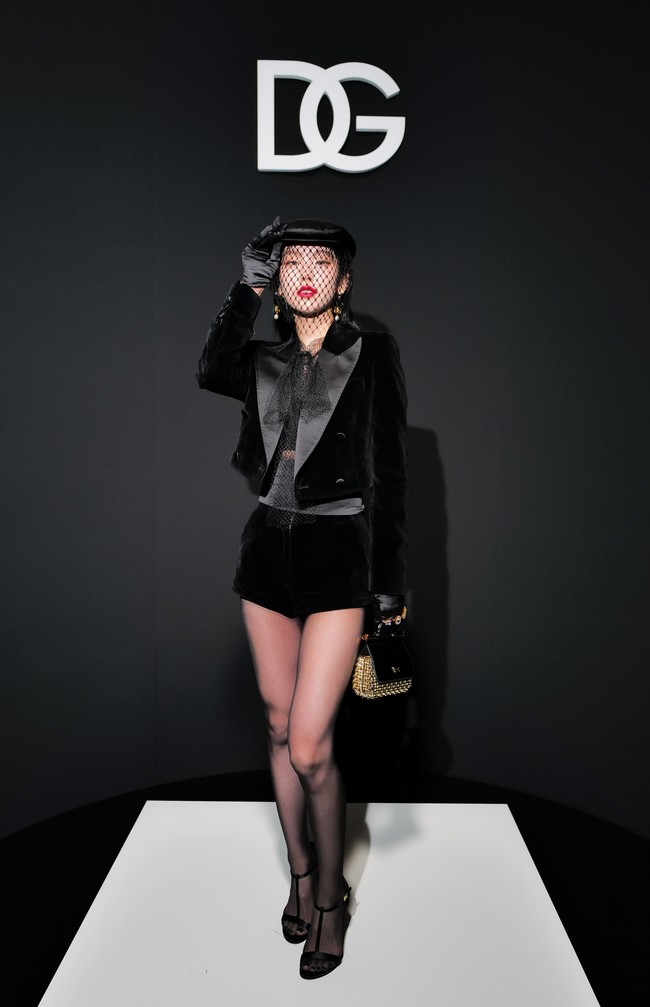 Yeji ITZY memegang posisi sebagai leader, main dancer, lead vocalist, sekaligus sub rapper grupnya. Idol kelahiran 26 Mei 2000 itu telah memulai debut solonya tahun ini dan jadi brand ambassador Roger Vivier. Foto: Instagram