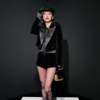 Yeji ITZY memegang posisi sebagai leader, main dancer, lead vocalist, sekaligus sub rapper grupnya. Idol kelahiran 26 Mei 2000 itu telah memulai debut solonya tahun ini dan jadi brand ambassador Roger Vivier. Foto: Instagram