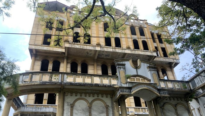 Gedung Kuning Terbengkalai di Medan. (Kartika Sari/detikSumut)