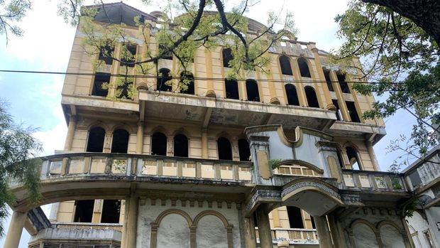 Gedung Kuning Terbengkalai di Medan. (Kartika Sari/detikSumut)
