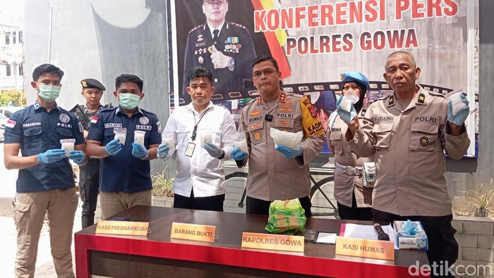Pria berinisial SU (19) asal Pekanbaru, Riau, ditangkap polisi saat mengedarkan narkoba di Kabupaten Gowa, Sulawesi Selatan (Sulsel).