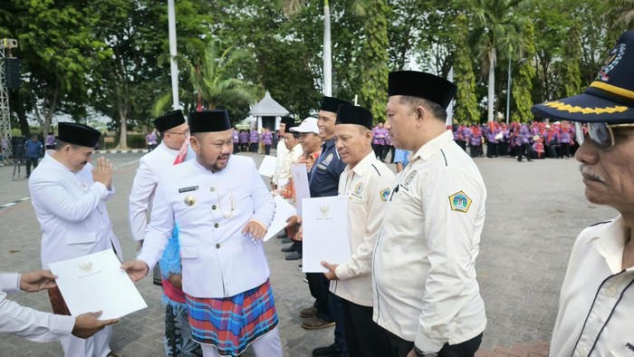 Gus Yani memberikan penghargaan usai Apel Kebangsaan Kemandirian Desa di Halaman Pemkab Gresik