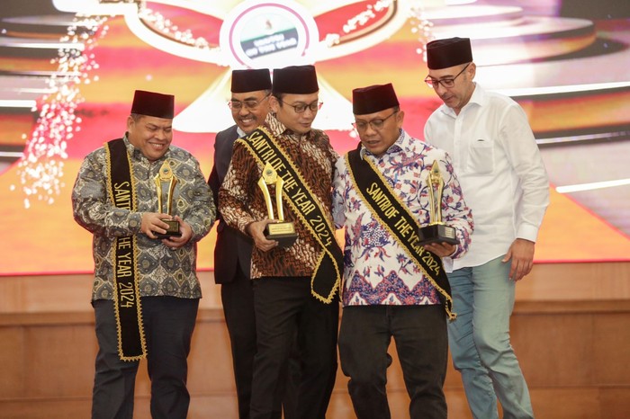 Hasanuddin Wahid menerima penghargaan Santri of The Year (batik cokelat). Foto: dok istimewa