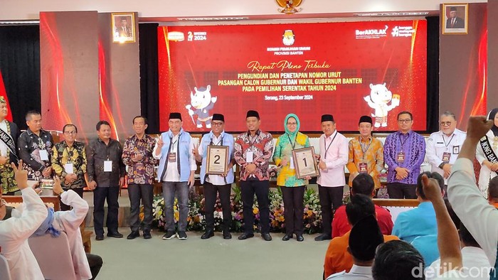 Hasil pengundian nomor urut Pilgub Banten: Airin-Ade nomor 1, Andra-Dimyati 2 (Bahtiar/detikcom)