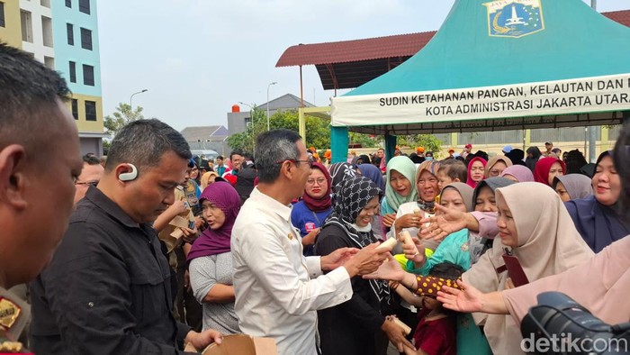 Heru Budi tinjau pembagian sembako murah di Jakut