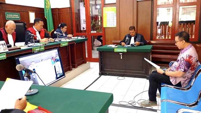 Heru Herlambang dan penasihat hukumnya I Komang Aries Dharmawan saat sidang pledoi di PN Surabaya