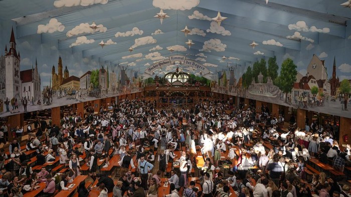 Hingar Bingar Festival Bir Terbesar Dunia Oktoberfest Visitors wait in the tent of the Hacker-Pschorr brewery the start of the 189th 'Oktoberfest' beer festival in Munich, Germany, Saturday, Sept. 21, 2024. (AP Photo/Matthias Schrader)