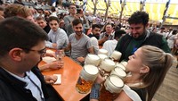 Rata-rata setiap tahunnya, sebanyak tujuh juta liter bir disuguhkan sepanjang festival berlangsung. (REUTERS/Angelika Warmuth)  