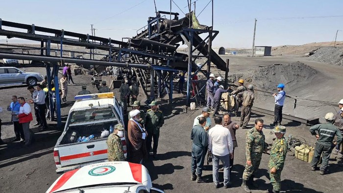 Horor Ledakan Tambang Batu Bara di Iran, Puluhan Orang Tewas Rescuers work following a gas explosion in a coal mine in South Khorasan Province, Iran September 22, 2024. Iranian Red Crescent Society/WANA (West Asia News Agency)/Handout via REUTERS ATTENTION EDITORS - THIS IMAGE HAS BEEN SUPPLIED BY A THIRD PARTY
