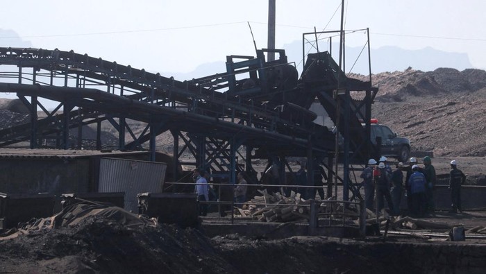 Rescuers work following a gas explosion in a coal mine in South Khorasan Province, Iran September 22, 2024. Mohsen Noferesti/IRNA/WANA (West Asia News Agency) via REUTERS ATTENTION EDITORS - THIS IMAGE HAS BEEN SUPPLIED BY A THIRD PARTY.   ATTENTION EDITORS - THIS PICTURE WAS PROVIDED BY A THIRD PARTY