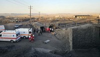 Kecelakaan itu disebabkan oleh ledakan gas metana di dua blok, B dan C, tambang yang dijalankan oleh perusahaan Madanjoo. Iranian Red Crescent Society/WANA via REUTERS  
