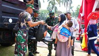 Dalam rangka kegiatan peringatan Hari Ulang Tahun (HUT) Ke-79 Tahun 2024, Tentara Nasional Indonesia (TNI) menggelar kegiatan bakti sosial berupa pembagian sembako kepada masyarakat yang membutuhkan, Warakawuri, Purnawirawan TNI/Polri yang diselenggarakan di Lapangan Silang Monas, Jakarta Pusat, Minggu (22/09/2024).  