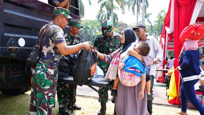 HUT ke-79, TNI Bagikan Ribuan Paket Sembako Dalam rangka kegiatan peringatan Hari Ulang Tahun (HUT) Ke-79 Tahun 2024, TNI gelar bakti sosial. Ribuan paket sembako dibagikan kepada warga yang membutuhkan.