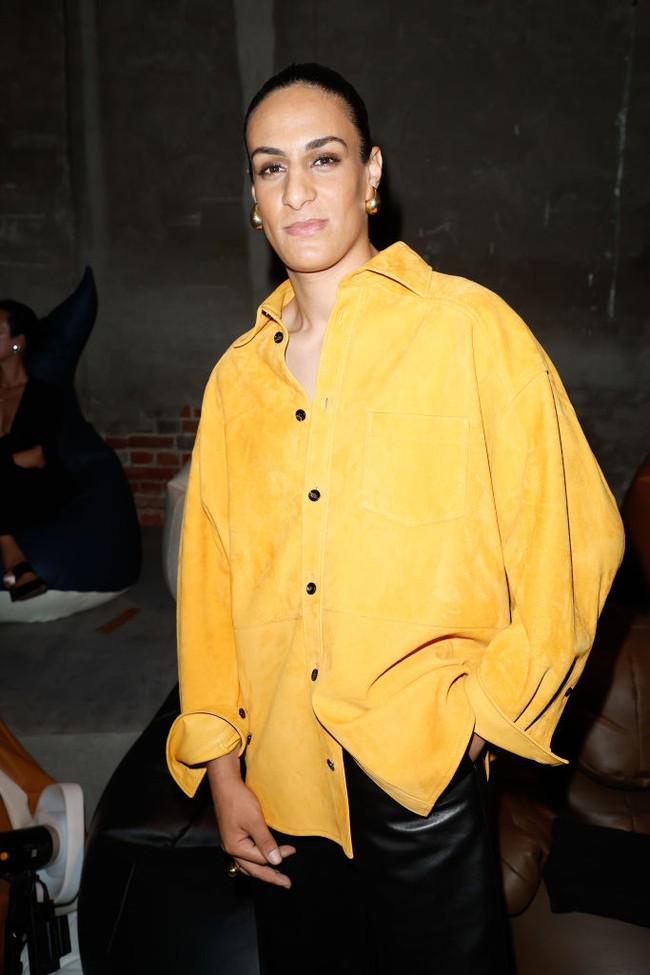 Petinju asal Aljazair yang sempat menjadi berita panas terkait tuduhan transgender itu tampil anggun di barisan depan fashion show Bottega Veneta untuk koleksi Musim Semi 2025. Foto: Aitor Rosas Sune/WWD via Getty Images
