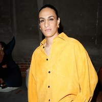 Petinju asal Aljazair yang sempat menjadi berita panas terkait tuduhan transgender itu tampil anggun di barisan depan fashion show Bottega Veneta untuk koleksi Musim Semi 2025. Foto: Aitor Rosas Sune/WWD via Getty Images
