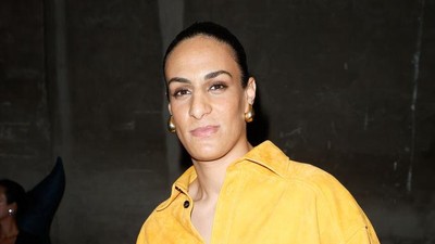 7 Gaya Petinju yang Dituduh Transgender Curi Perhatian di Fashion Show Bottega
