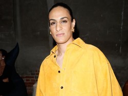 7 Gaya Petinju yang Dituduh Transgender Curi Perhatian di Fashion Show Bottega