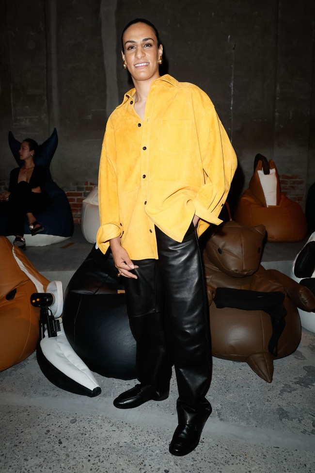 Penampilannya pun langsung menjadi sorotan media. Petinju berusia 25 tahun itu mengenakan tampilan ke-50 dari koleksi Bottega Veneta musim gugur 2024. Foto: Aitor Rosas Sune/WWD via Getty Images