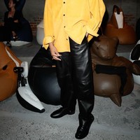 Penampilannya pun langsung menjadi sorotan media. Petinju berusia 25 tahun itu mengenakan tampilan ke-50 dari koleksi Bottega Veneta musim gugur 2024. Foto: Aitor Rosas Sune/WWD via Getty Images