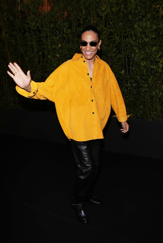 Imane mengenakan jaket kulit mustard yang dirancang oleh Matthieu Blazy, dipadukan dengan celana panjang kulit hitam. Foto: Jacopo M. Raule/Getty Images for Bottega Veneta