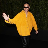 Imane mengenakan jaket kulit mustard yang dirancang oleh Matthieu Blazy, dipadukan dengan celana panjang kulit hitam. Foto: Jacopo M. Raule/Getty Images for Bottega Veneta