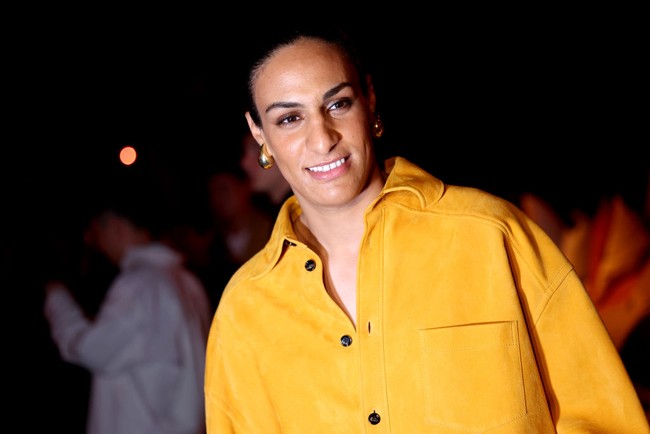 Penampilan Khelif saat hadir di fashion show tersebut bukan hanya tentang gaya, tetapi juga simbol perlawanan terhadap stigma yang dihadapi di dunia olahraga. Foto: Getty Images/Vittorio Zunino Celotto