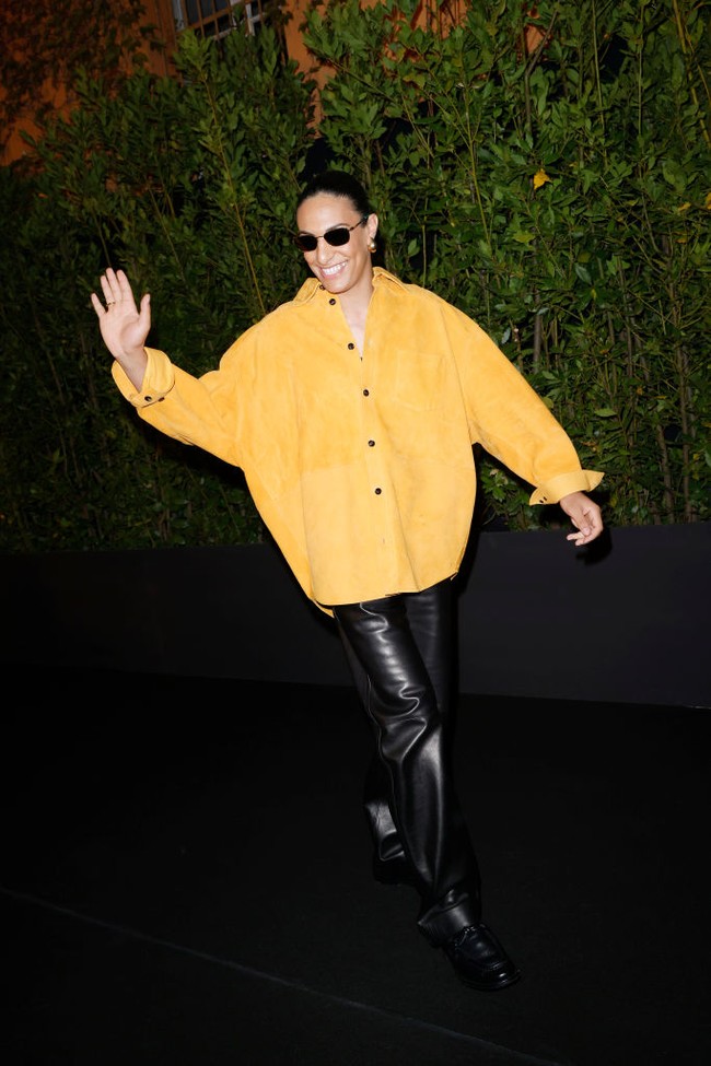 Peraih medali emas di Olimpiade itu hadir bersama para bintang terkenal seperti Kendall Jenner, Jacob Elordi, Yara Shahidi, Julianne Moore, dan Michelle Yeoh. Foto: Claudio Lavenia/Getty Images for Bottega Veneta