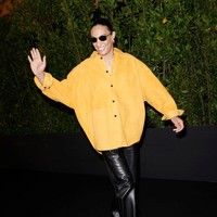 Peraih medali emas di Olimpiade itu hadir bersama para bintang terkenal seperti Kendall Jenner, Jacob Elordi, Yara Shahidi, Julianne Moore, dan Michelle Yeoh. Foto: Claudio Lavenia/Getty Images for Bottega Veneta