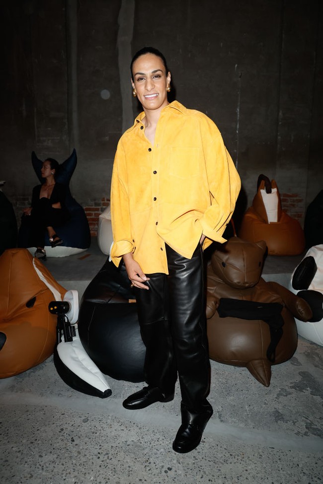 Sisi androgini Imane masih terlihat, namun penampilannya tetap glamour dengan anting-anting emas viral khas Bottega. Foto: Aitor Rosas Sune/WWD via Getty Images