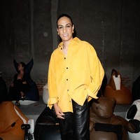 Sisi androgini Imane masih terlihat, namun penampilannya tetap glamour dengan anting-anting emas viral khas Bottega. Foto: Aitor Rosas Sune/WWD via Getty Images