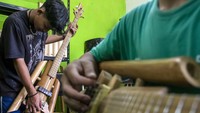Tidak hanya gitar, perajin juga membuat bass dengan bahan bambu.
