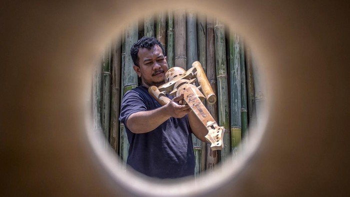 Pekerja menyelesaikan pembuatan alat musik gitar dari bambu di VirageAwie Indonesia, Ngamprah, Kabupaten Bandung Barat, Jawa Barat, Rabu (22/9/2024). Kementerian Koperasi dan UKM mencatat realisasi penyaluran Kredit Usaha Rakyat (KUR) per 19 September 2024 mencapai Rp209,84 triliun dengan rincian KUR super mikro tersalurkan kepada 98.845 debitur dengan realisasi sebesar Rp877,50 miliar, KUR mikro tersalurkan kepada 3.233.306 debitur dengan realisasi sebesar Rp143,73 triliun, KUR kecil atau khusus tersalurkan kepada 271.958 debitur dengan realisasi sebesar Rp65,20 triliun dan KUR penempatan PMI tersalurkan kepada 1.102 debitur dengan realisasi sebesar Rp26,91 miliar. ANTARA FOTO/Abdan Syakura/agr/Spt.