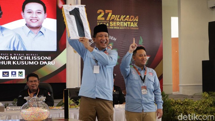 Ipong-Luhur cabup-cawabup Ponorogo pamerkan nomor urut yang didapatkan hasil pengundian di KPU.