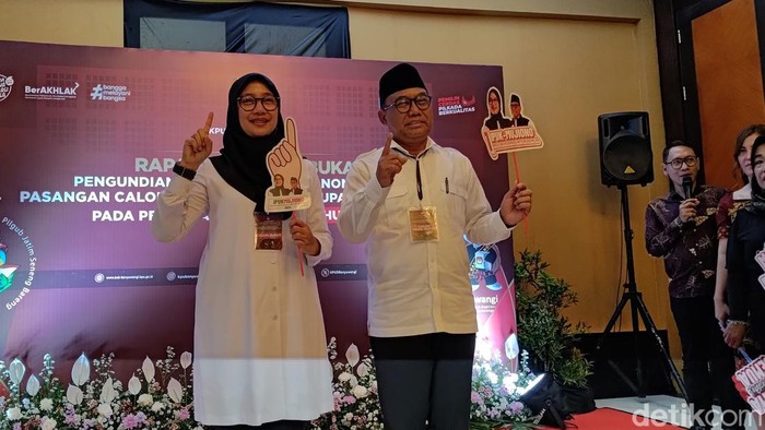 Ipuk-Muji mengambil nomor urut di KPU Banyuwangi