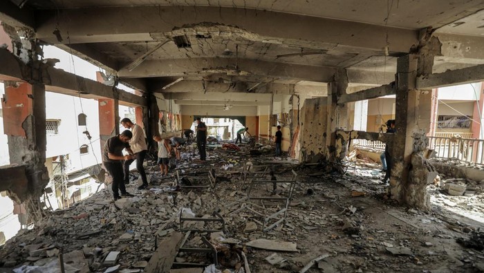 A Palestinian man inspects the damage to a school sheltering displaced people after it was hit by an Israeli strike, amid the Israel-Hamas conflict, at Beach refugee camp in Gaza City, September 22, 2024. REUTERS/Dawoud Abu Alkas     TPX IMAGES OF THE DAY