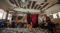 Data jumlah korban tewas dari Kementerian Kesehatan di Jalur Gaza yang dikelola Hamas sama dengan yang disampaikan militer Israel. Rekaman AFPTV menunjukkan lantai dasar sekolah yang berubah menjadi tempat berlindung ditutupi dengan puing-puing beton serta kursi dan meja yang hancur, dan sebuah lubang menganga di langit-langit yang tampaknya merupakan ruang kelas.  