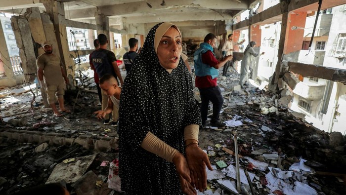 A Palestinian man inspects the damage to a school sheltering displaced people after it was hit by an Israeli strike, amid the Israel-Hamas conflict, at Beach refugee camp in Gaza City, September 22, 2024. REUTERS/Dawoud Abu Alkas     TPX IMAGES OF THE DAY