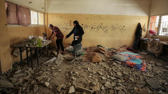 Israel Serang Sekolah yang Jadi Tempat Pengungsian di Gaza A Palestinian man inspects the damage to a school sheltering displaced people after it was hit by an Israeli strike, amid the Israel-Hamas conflict, at Beach refugee camp in Gaza City, September 22, 2024. REUTERS/Dawoud Abu Alkas TPX IMAGES OF THE DAY